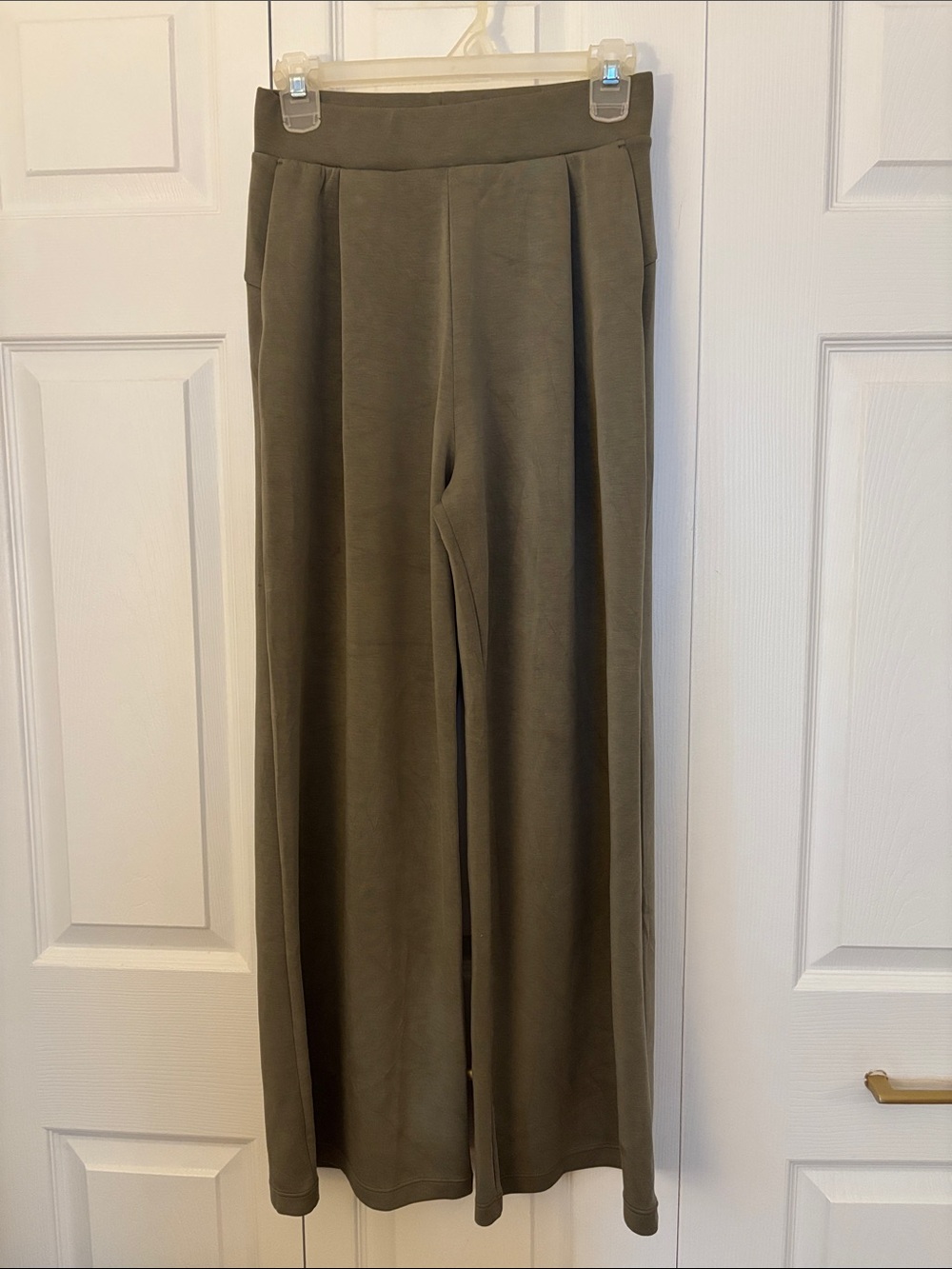 Wide Leg Pull-On Pants in Olive Green